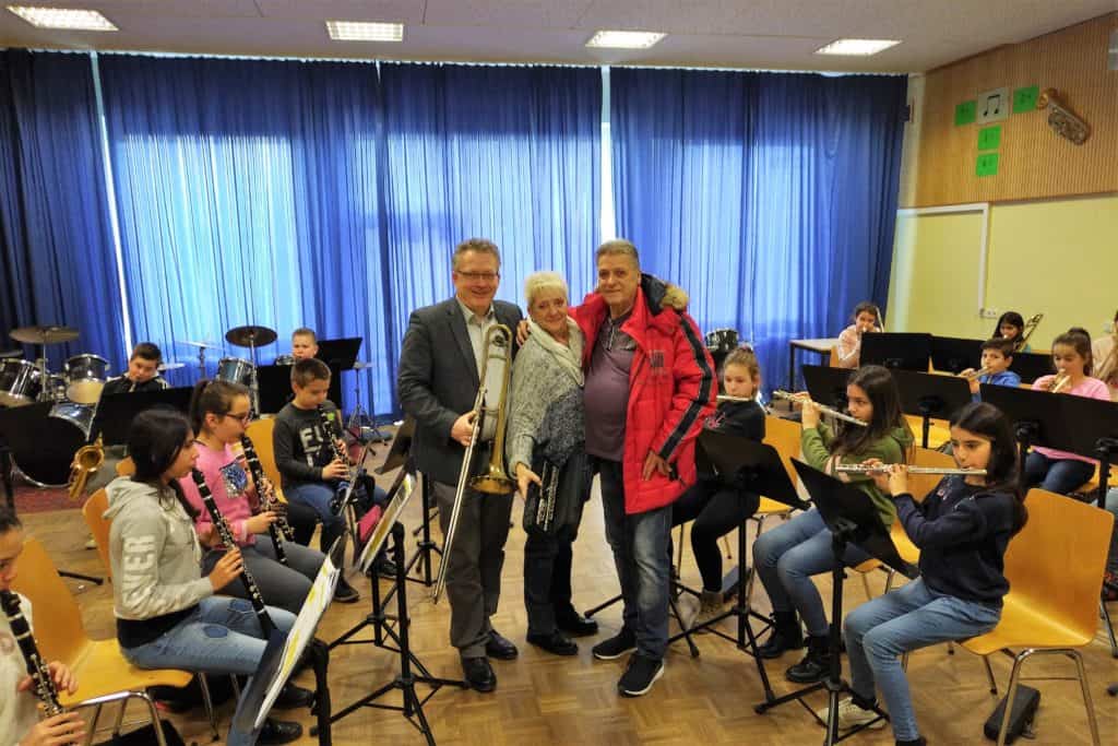 Instrumentenbauer spendet Instrumente