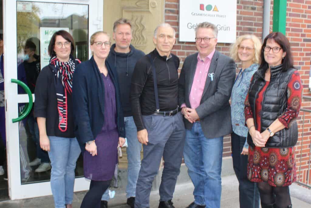 Das Schulleitungsteam der Gesamtschule Horst: von links nach rechts Fr. Frerix, Abteilungsleiterin 7/8, Frau Wöllke, Abteilungsleiterin 9/10, Hr. Dalhoff, Abteilungsleiter Oberstufe, Hr. Pescht, Abteilungsleiter 5/6, Hr. Hogrebe, Schulleiter, Fr. Schweppe, Stellvertretende Schulleiterin, Fr. Cristea, Didaktische Leiterin
