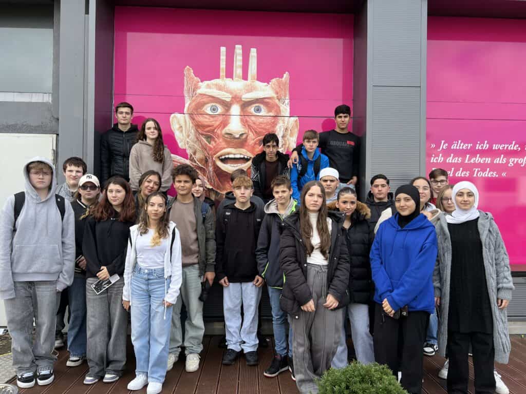 Schüler der MINT-Klasse besuchen die Ausstellung ‘Körperwelten’ in Köln und lernen über die Anatomie des menschlichen Körpers.