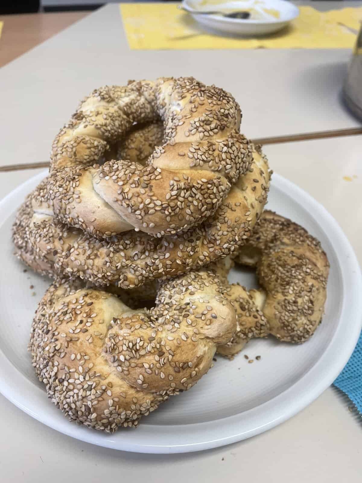 Frisch gebackene Sesam-Brezeln